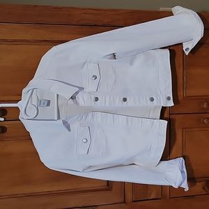 Old Navy white denim jean jacket. Never worn. Great condition.